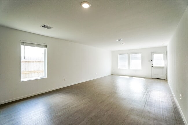 Building Photo - 26707 Feather Reed Dr