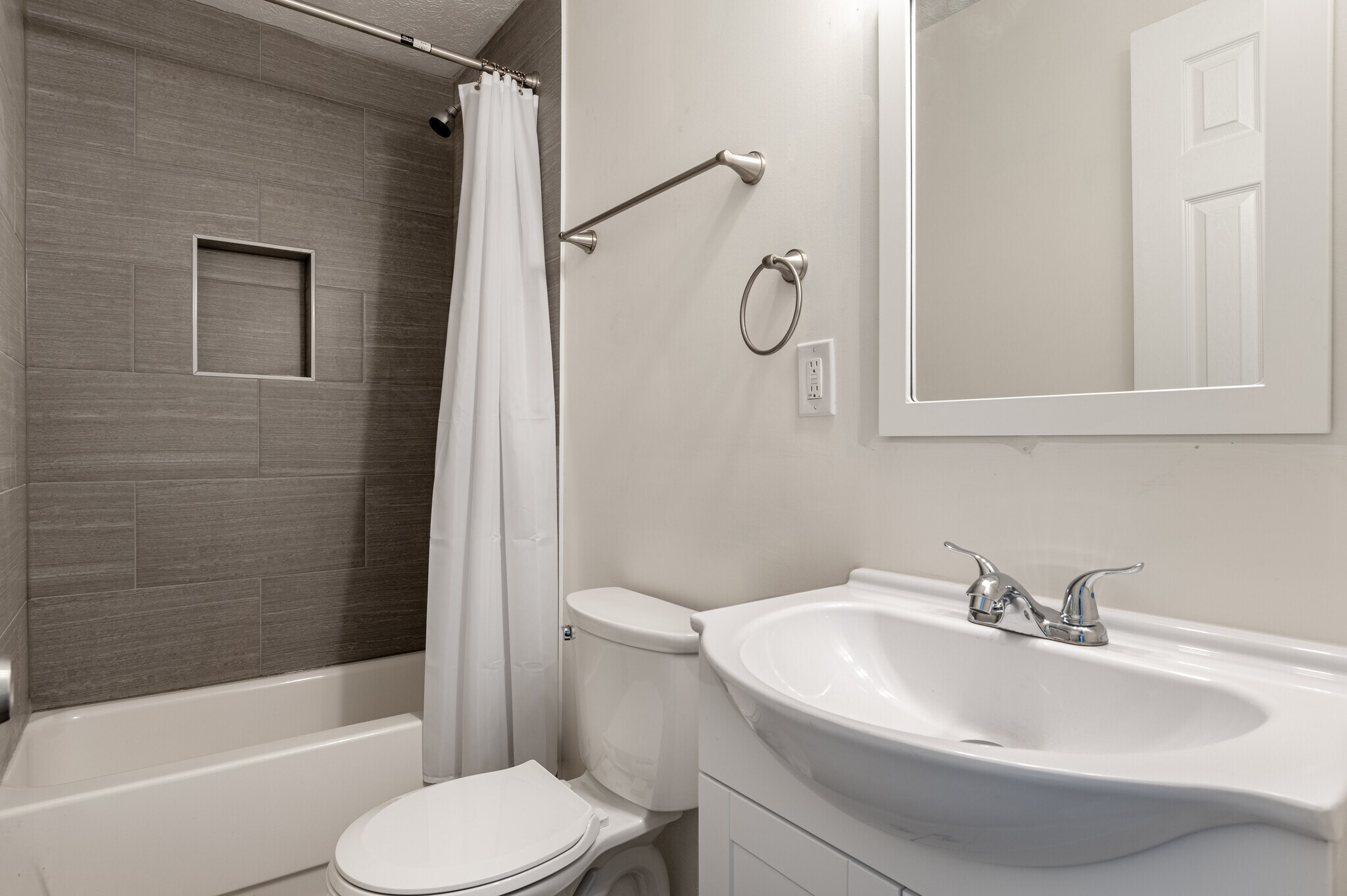 Building Photo - 410 E Beecher St