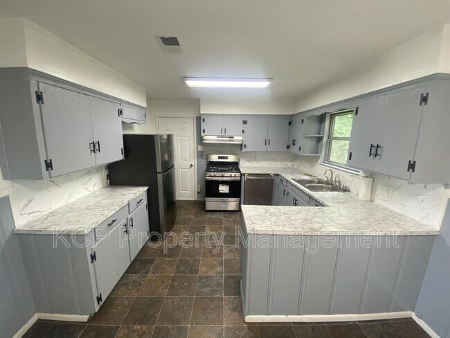 Building Photo - 2819 Phoenix Ave