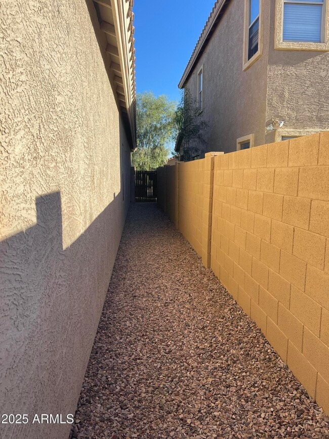 Building Photo - 4 W Saddle Way