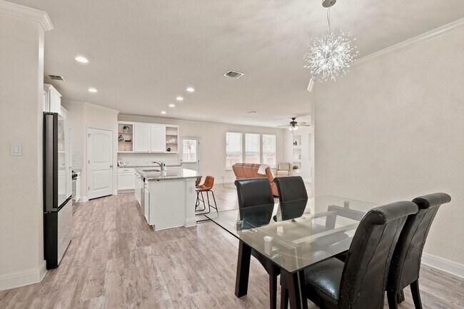 Building Photo - Spacious 6 Bedroom with Media Room!