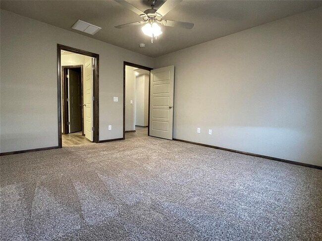 Building Photo - 2033 Sara Vista Dr