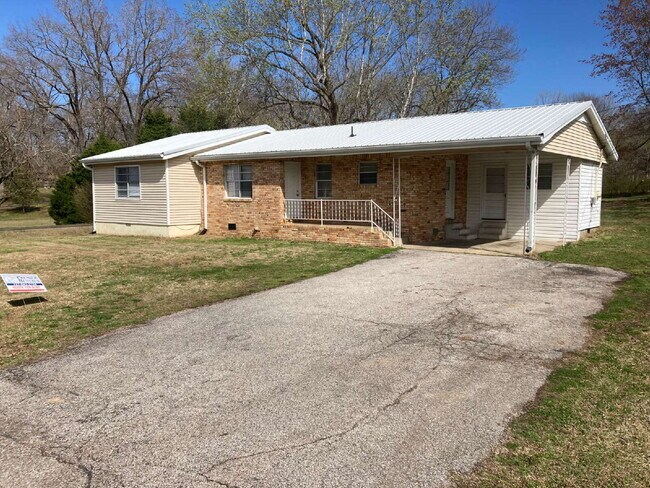 Building Photo - 3-bedroom, 2-bathroom home is located on a dead-end street, offering privacy while still being co...