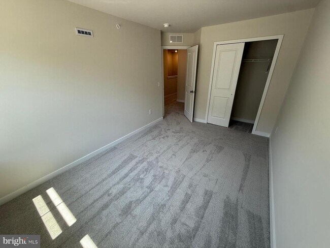Building Photo - 231 Talucci Dr