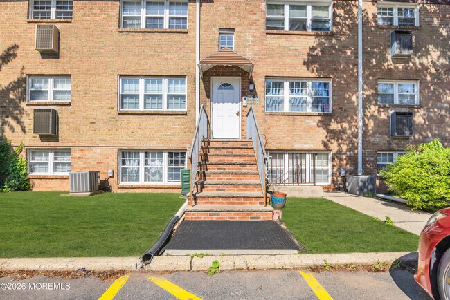 Building Photo - 393 College Dr
