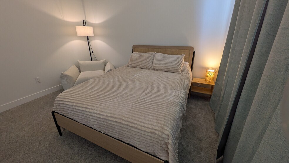 Building Photo - 693 S Taylor Creek Dr