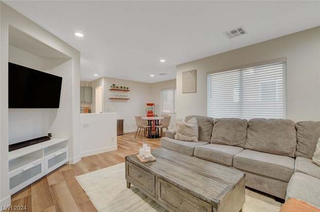Building Photo - 9291 Hollander Ave