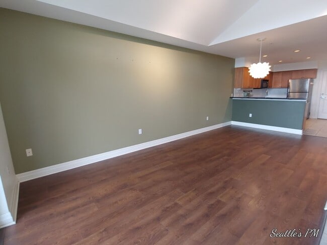 Building Photo - Top Floor Condo Located in First Hill with 2 Parking Spots Included!!!