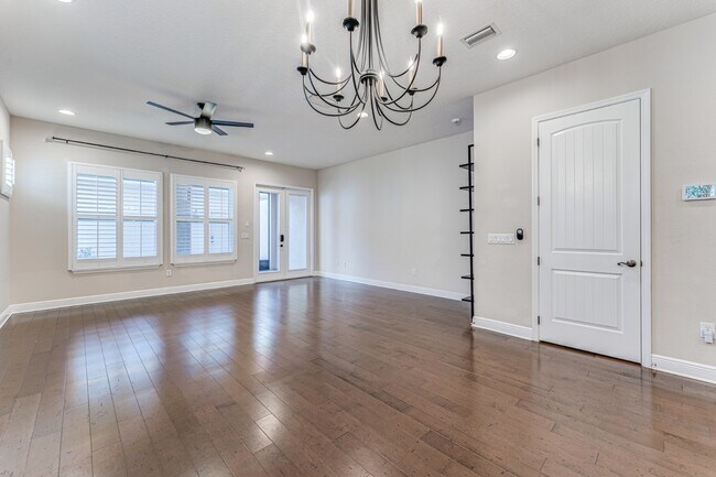 Building Photo - Stunning David weekly designed 3 BR+ OFFICE/ 2.5 BA / 2 Car executive townhouse in Hyde Park / So...