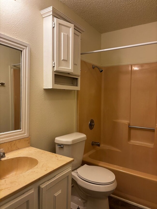 Building Photo - 3 Bedroom 2 Bath