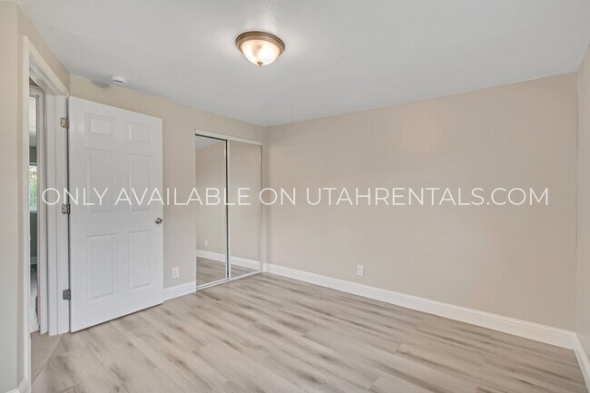 Building Photo - 1075 W 860 N