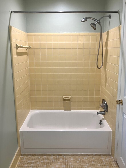 Building Photo - 1638 Delia Dr