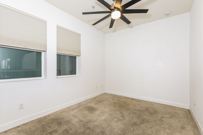 Building Photo - Spacious Condo in Downtown Long Beach!