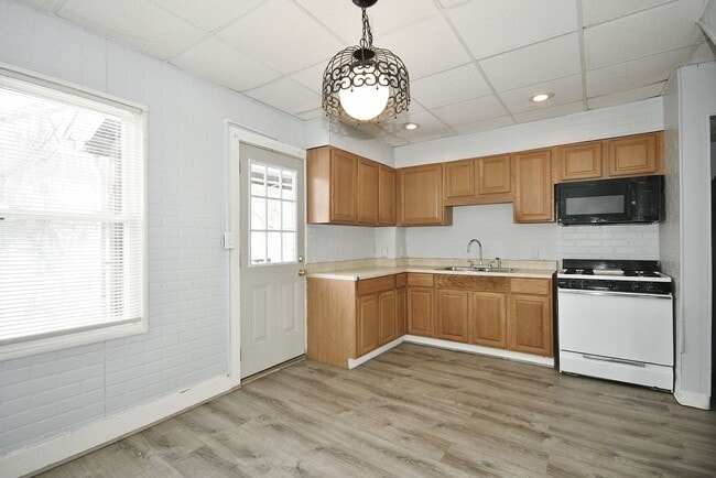 Building Photo - 2 Bed/1Bath Single Family Row House - Section 8 Considered