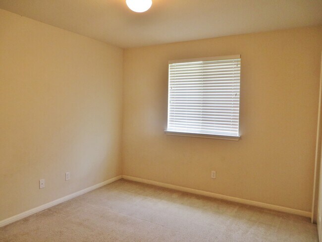 Building Photo - 3 Bedroom 2 Bathroom Villages of Berry Cre...