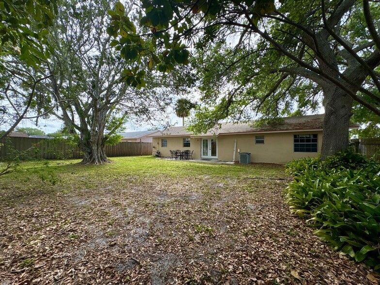 Building Photo - 2147 Sandalwood Dr