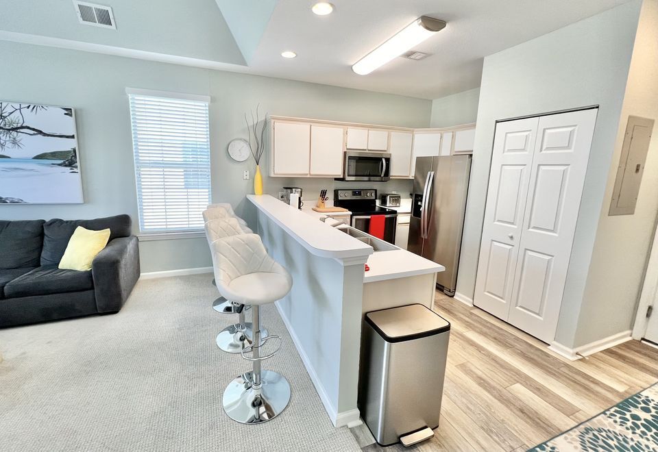 Building Photo - 1298 River Oaks Dr