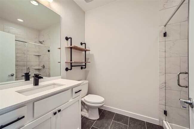 Building Photo - 801 N Bluff Dr