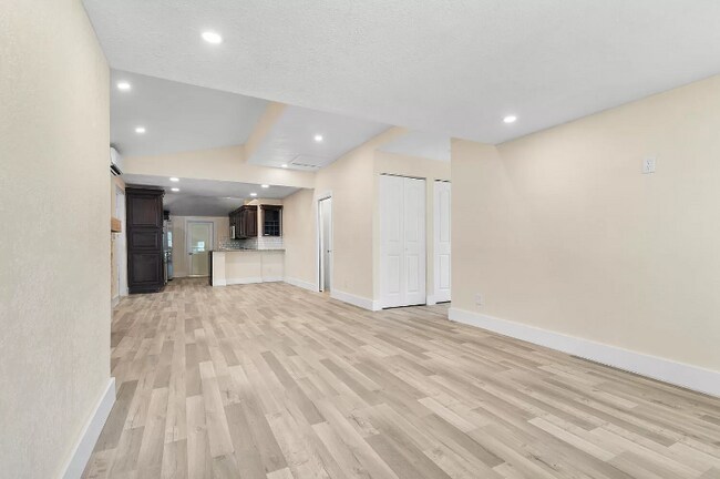 Building Photo - 710 S Pine St