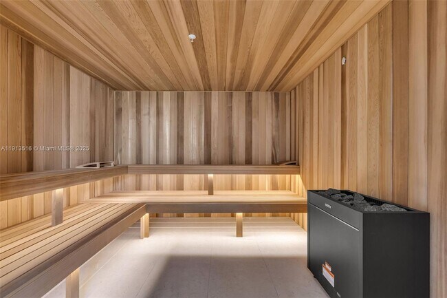 Building Photo - 700 NE 24th St