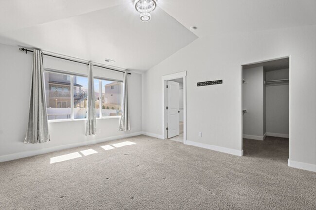 Building Photo - Large luxurious house with view of beautiful Utah Lake!