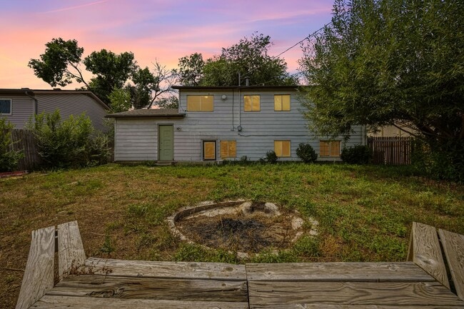 Building Photo - 4 Bedroom, 2 bathroom Located Close to Pikes Peak Community College!