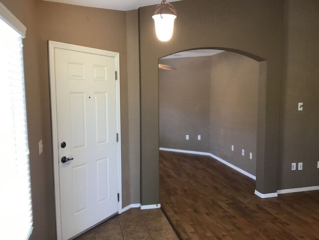 Building Photo - Beautiful 3Bed & 2Bath w/ Den, near Davis Monthan, Vail school district