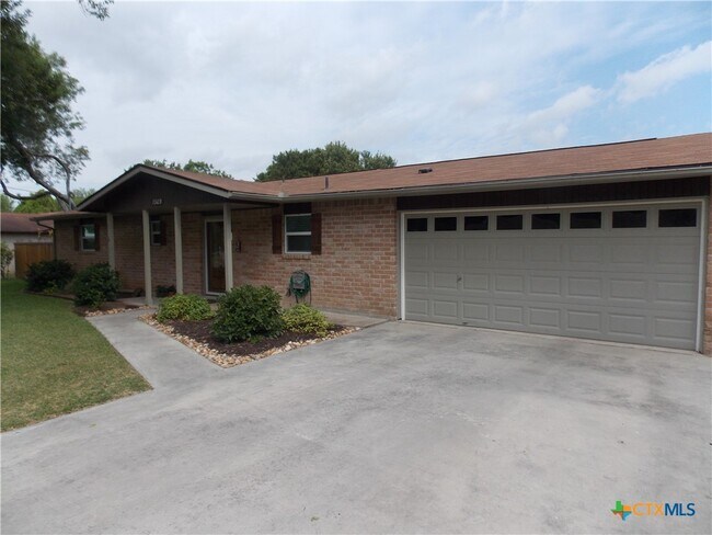 Building Photo - 1309 Azalea Ln