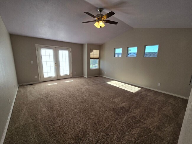Building Photo - Large 4 bed with study and loft  in Vista Pointe