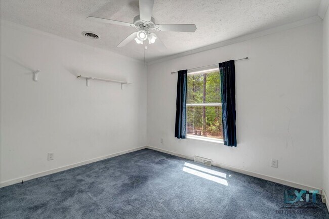 Building Photo - Welcome to this 3 Bedroom, 2 Bath Home in Wildwood Point!