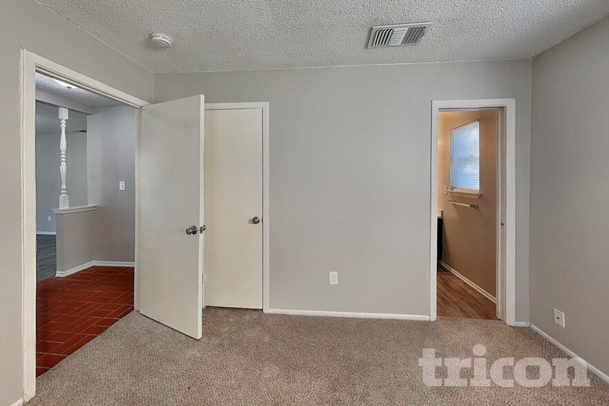Building Photo - 13622 Oak Breeze