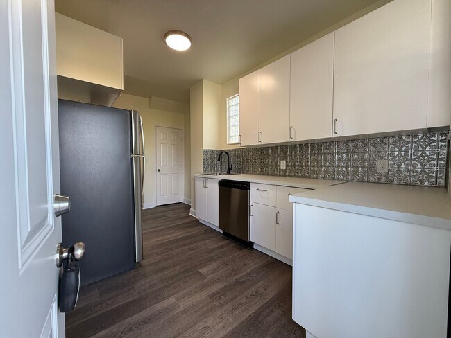 Building Photo - Updated 3BR 1.5 bath house with office/ of...