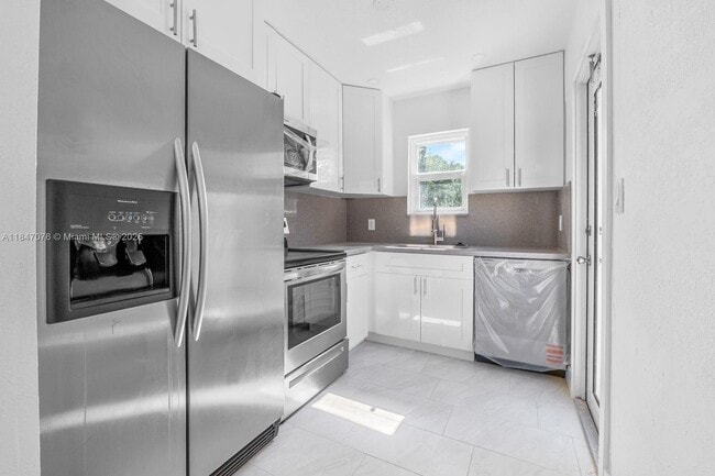 Building Photo - 1121 SW 18th Ct