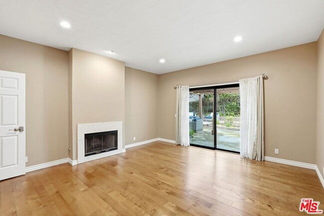 Building Photo - 6505 Beachview Dr