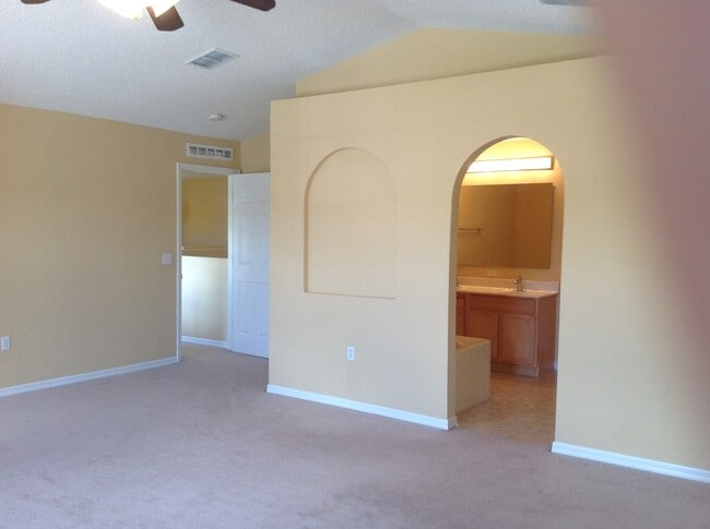 Building Photo - Spacious 4 Bed home in Wetherbee Lakes Estates !!