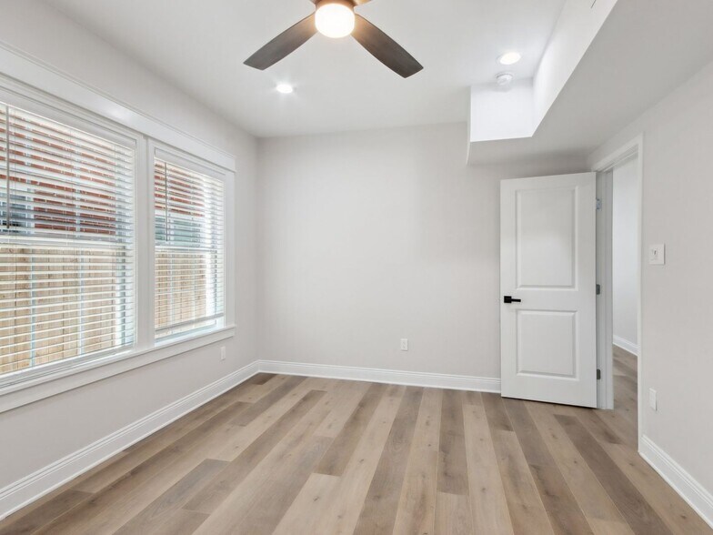 Building Photo - 1904 Calumet St