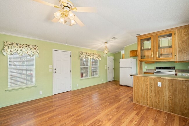 Building Photo - New rental now available in Del Grande!!