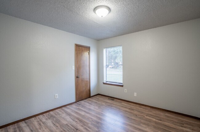 Building Photo - Great Location 3 Bed 2 Bath Home For Rent