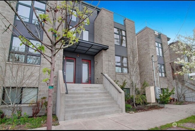 Building Photo - Welcome Home Modern Townhome in Georgetown