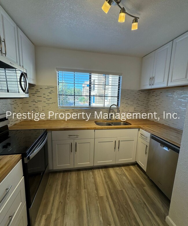 Building Photo - 3/2.5 Beautiful 2 Story Townhome!