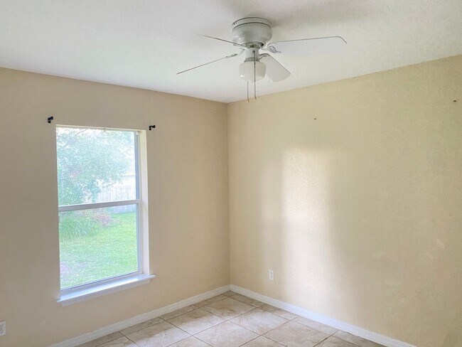 Building Photo - Tiled 3/2/2 available now!