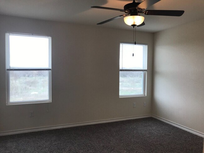 Building Photo - Town home for rent