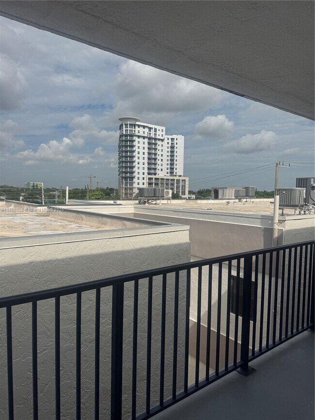 Building Photo - 2120 W Flagler St