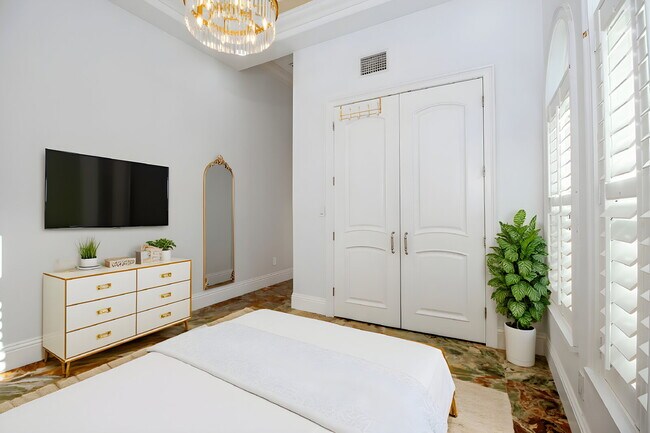 Building Photo - 4/3 Stunning Waterfront home in the heart of Clearwater Beach!