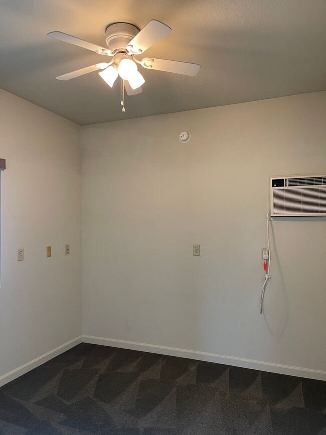 Building Photo - 3 BED 2 BATH W/ATTACHED MOTHER-IN-LAW SUITE *SOLAR PANELS ON ROOF = LOW ELECTRIC BILL*