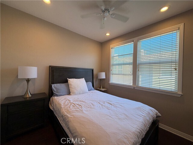 Building Photo - 615 W 1st St