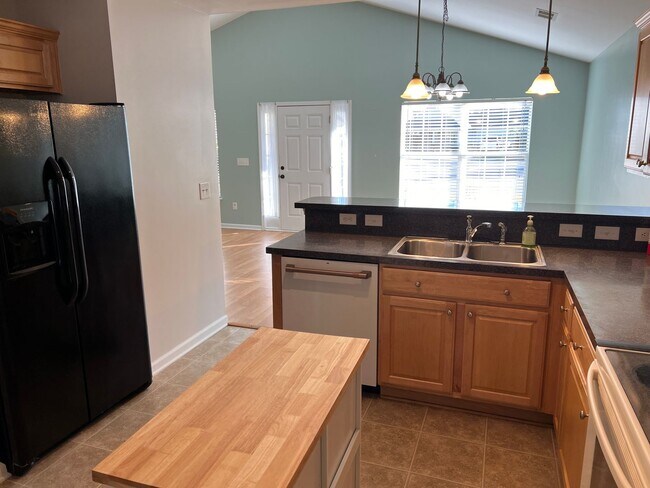 Building Photo - Pet-friendly, 3 Bedroom, 2 Bath Home with Fenced Yard in St. James School Area! Available in May!