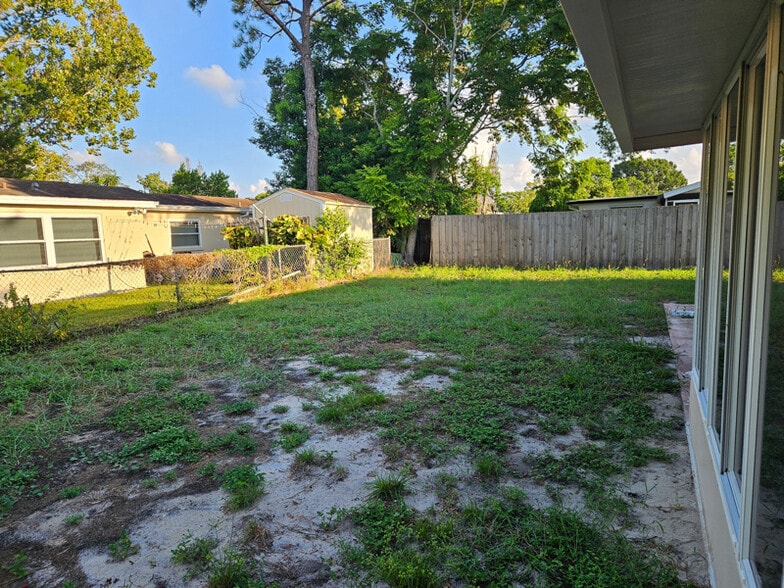 Building Photo - 11205 Meadow Dr