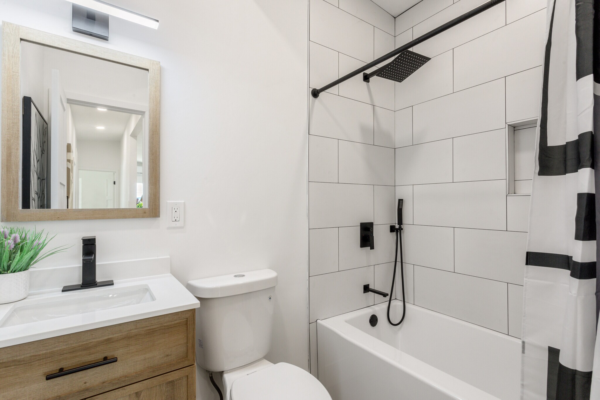 Building Photo - 820 Iris Ave