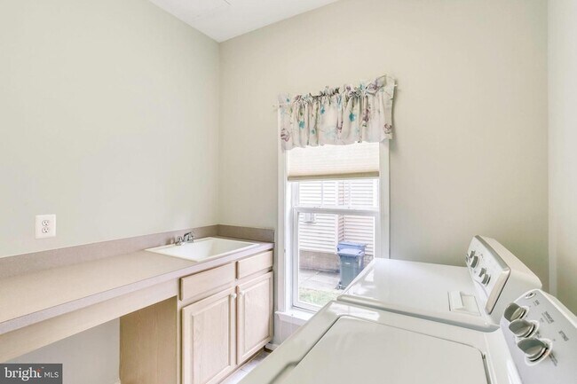Building Photo - 26161 Rachel Hill Dr